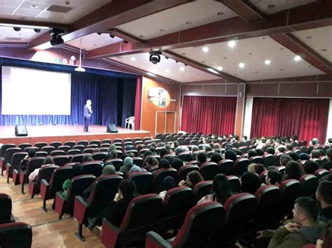 İzmir’de “Kur’an-ın Mucizeleri” konferanslarına öğrencilerden yoğun ilgi